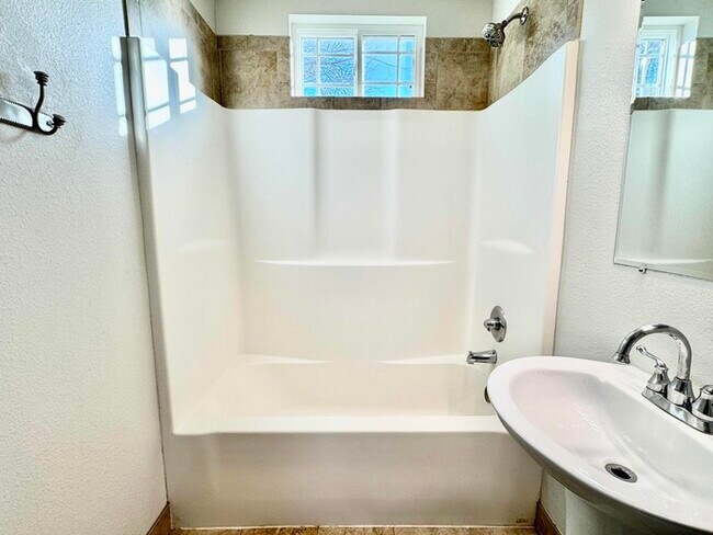 Building Photo - PROMO: Get HALF month’s rent free when you sign the lease TODAY! / 3 Bed, 1 Bath Home with Fenced...