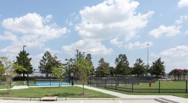 Building Photo - 8877 Lakes at 610 Dr