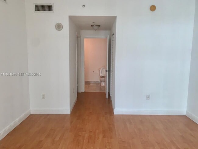 Building Photo - 500 NE 29th St