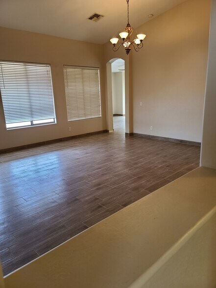Building Photo - 3233 E Blue Ridge Way