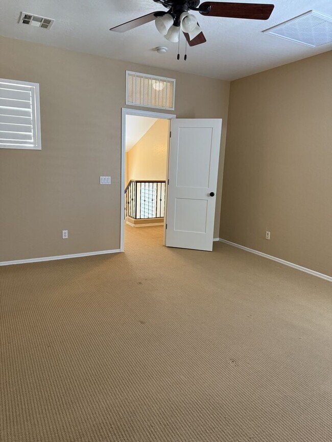 Building Photo - Tri-level townhouse at Gilbert & Guadalupe!