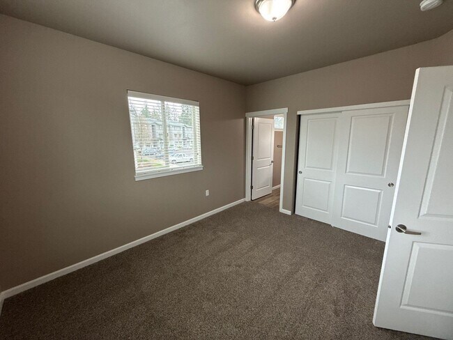 Building Photo - 4261 Hawthorne Ave NE