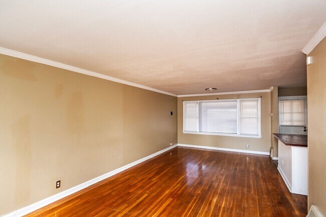 Building Photo - Charming & Spacious Home in Bellefontaine Neighbors – Move-In Ready!