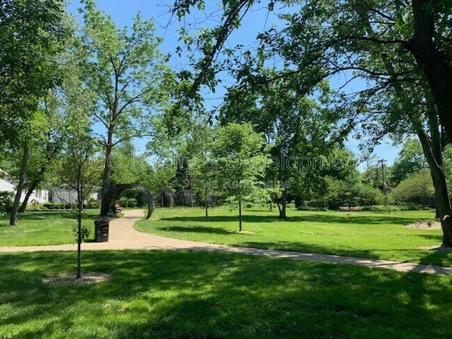 Building Photo - 12 Simpson St