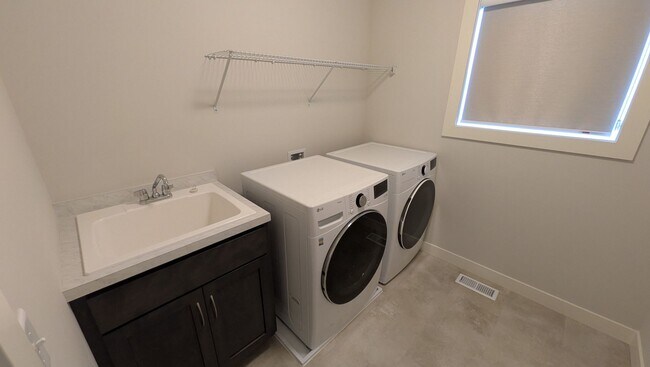Building Photo - Amazing updated Chaska 4 bedroom home!