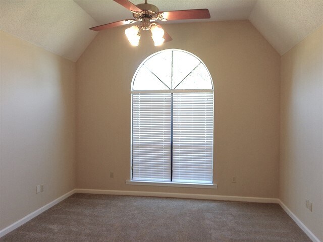 Building Photo - 5026 Springtree Dr