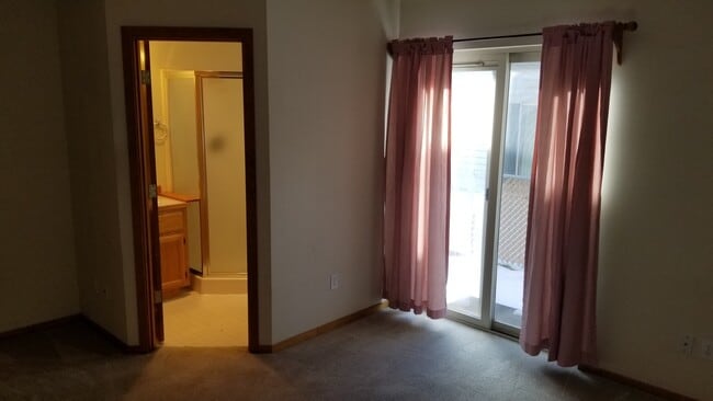 Building Photo - VIDEOTOUR: 2-Bedroom with Garage, close to...