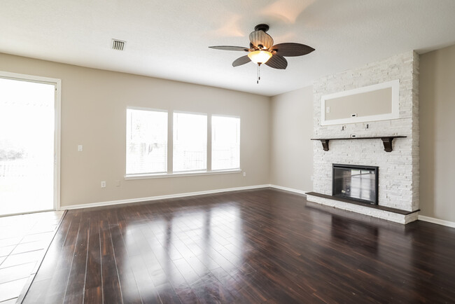 Building Photo - Large 3 Bedroom Jacksonville Home