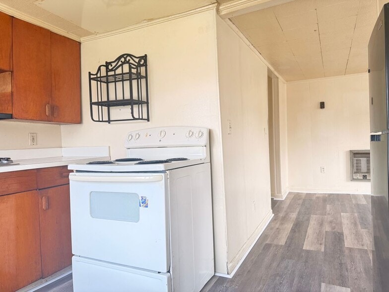 Building Photo - 502 Oak Dr