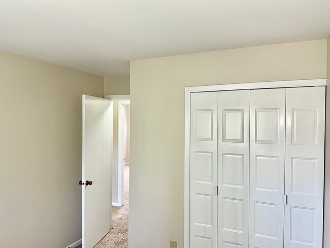 Building Photo - 3 Bedroom 2 1/2 Bath Home Nestled on a Qui...