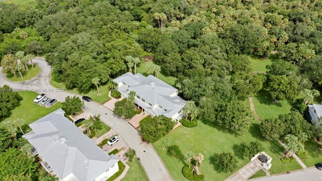 Building Photo - 2700 Creekside Dr