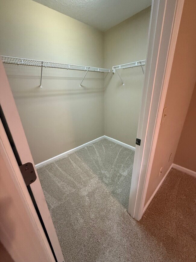 Building Photo - 9907 Thunderbolt Way