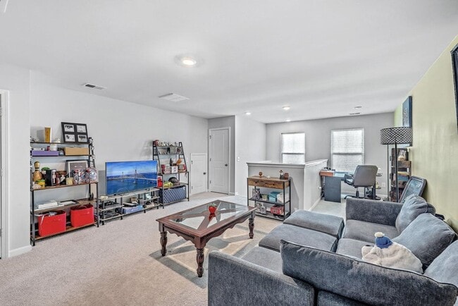 Building Photo - 6 Bedroom, 4.5 Bathroom Home in Cane Bay - Summerville