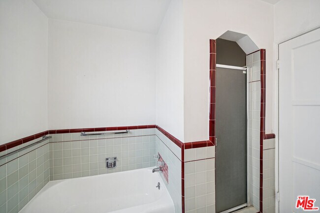 Building Photo - 1270 Havenhurst Dr