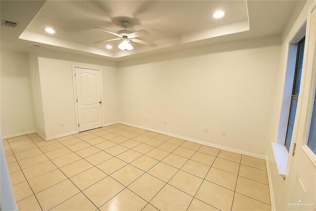 Building Photo - 5 Hackberry Ave