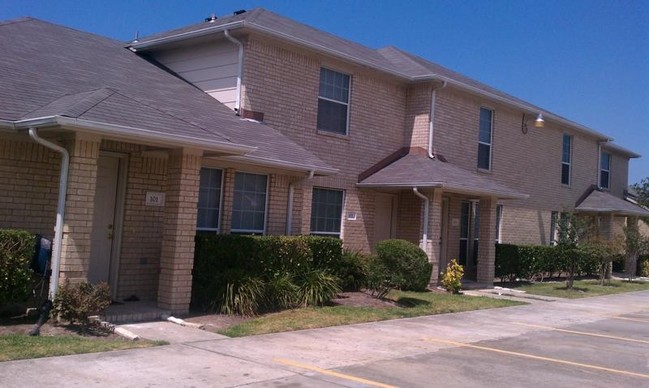 Building Photo - Green Isle Townhomes