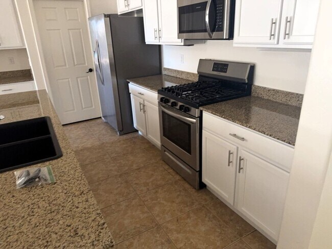 Building Photo - 4 BEDROOM HOME IN LITCHFIELD MANOR WITH 3 ...