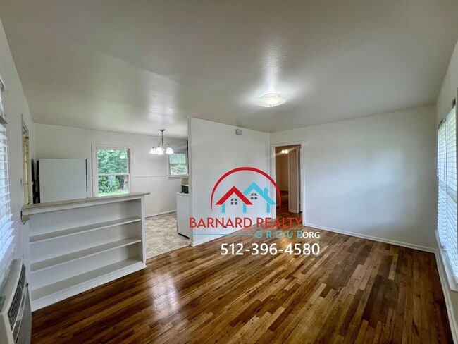 Building Photo - Available: Charming 2 Bedroom 1 Bath with ...