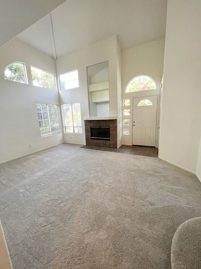 Building Photo - Large Townhome - 3 Bed/ 3 Bath with 2 car garage in Carmel Valley!