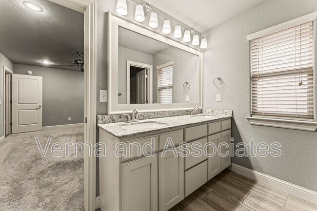 Building Photo - 3205 SW Riverstone Ave