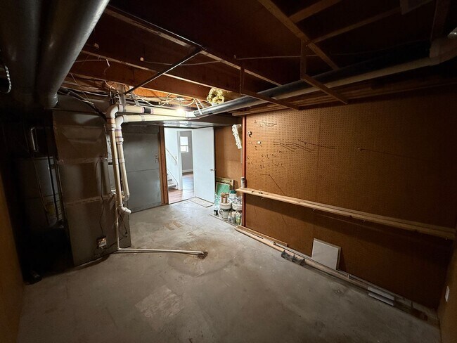 Building Photo - Large Five Bedroom Home, Sandy, 2500 sq ft, New Paint