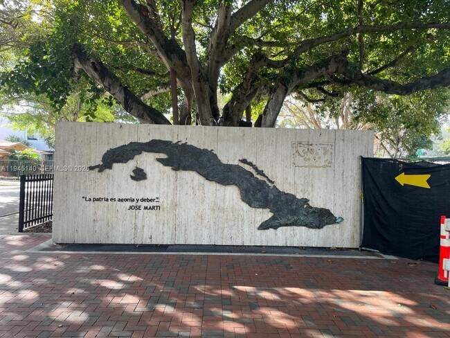 Building Photo - 852 SW 13th Ave