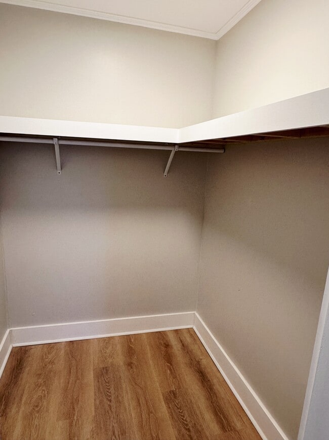 Building Photo - 1880 E Broad St