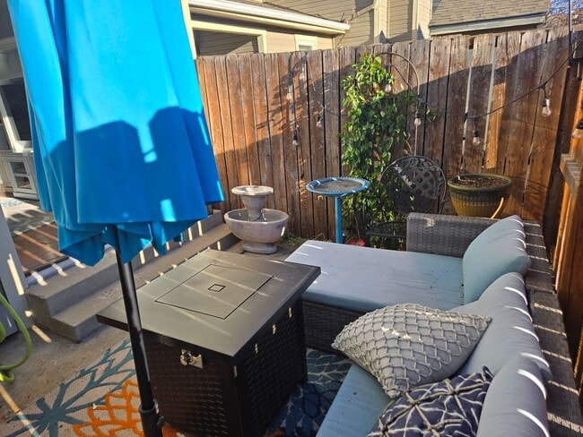 Building Photo - Unit C
