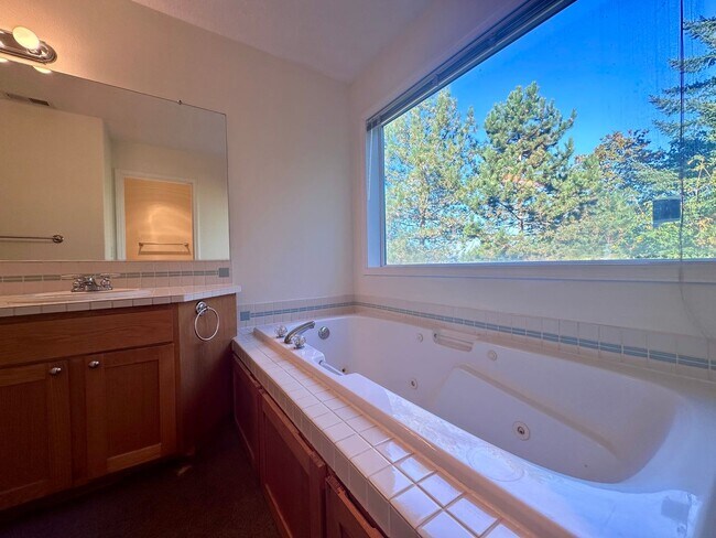 Building Photo - Charming Duplex 3 Bed 2 Bath w/ Double Car Garage and a Beautiful View in Portland!