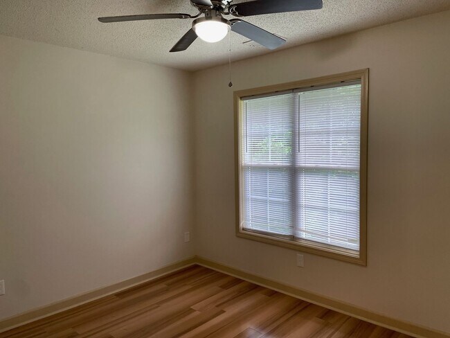 Building Photo - 1300