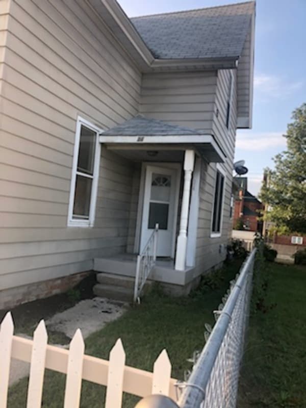 Building Photo - 114 E 10th St