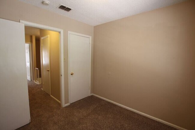 Building Photo - Beautiful 3 Bedroom, 2.5 Bath Townhome in ...