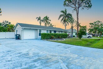 Building Photo - Beautifully updated 3-bedroom, 2-bathroom fence yard home in Fort Myers