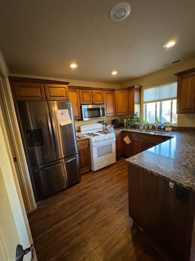 Building Photo - Charming Townhome