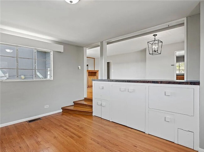 Building Photo - Gorgeous 3 bd 2 ba + Den Single Family hom...