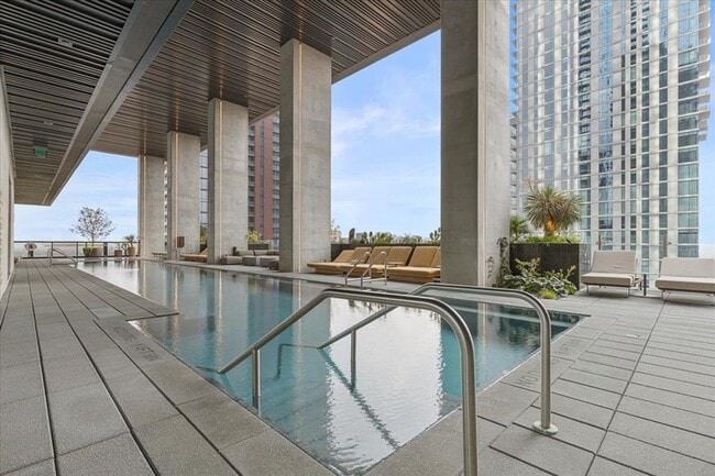 Building Photo - 610 Davis St