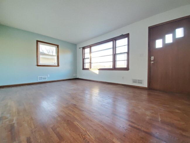 Building Photo - 2004-16 1/2 16 1/2 St NW