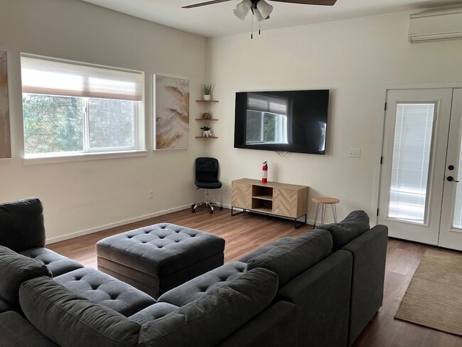 Building Photo - 1105 Granite Hill Rd