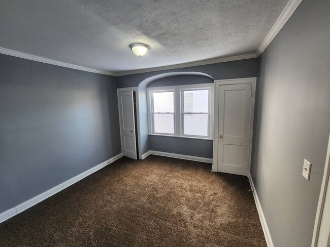 Building Photo - Charming 5-Bedroom Property in Prime Location