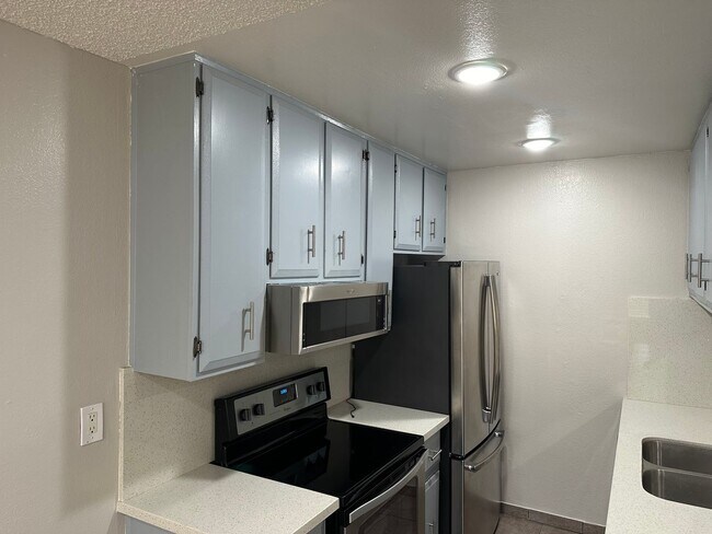 Building Photo - SE Desert Inn and Eastern!! Townhouse with 2 parking Spaces!! Recent Remodel!!