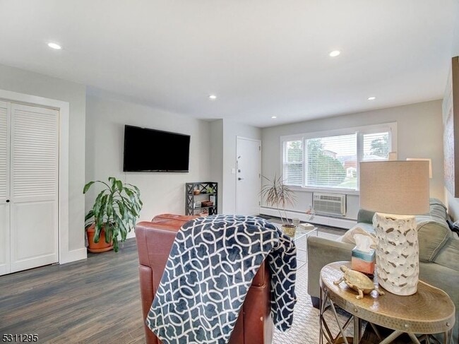 Building Photo - 43 Conforti Ave