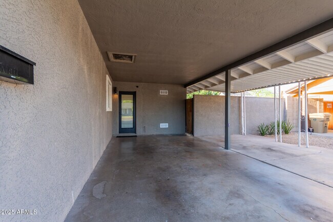 Building Photo - 1422 W Orange Dr