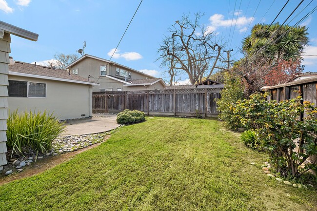 Building Photo - Nice 4BR/2.5BA Home in GREAT Location!