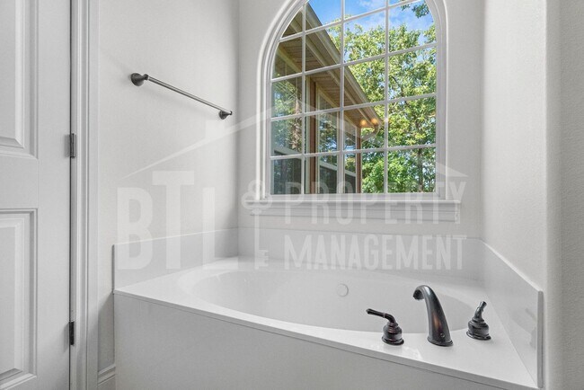 Building Photo - 3 Bedroom/2 Bath Duplex in Stonebridge Vil...