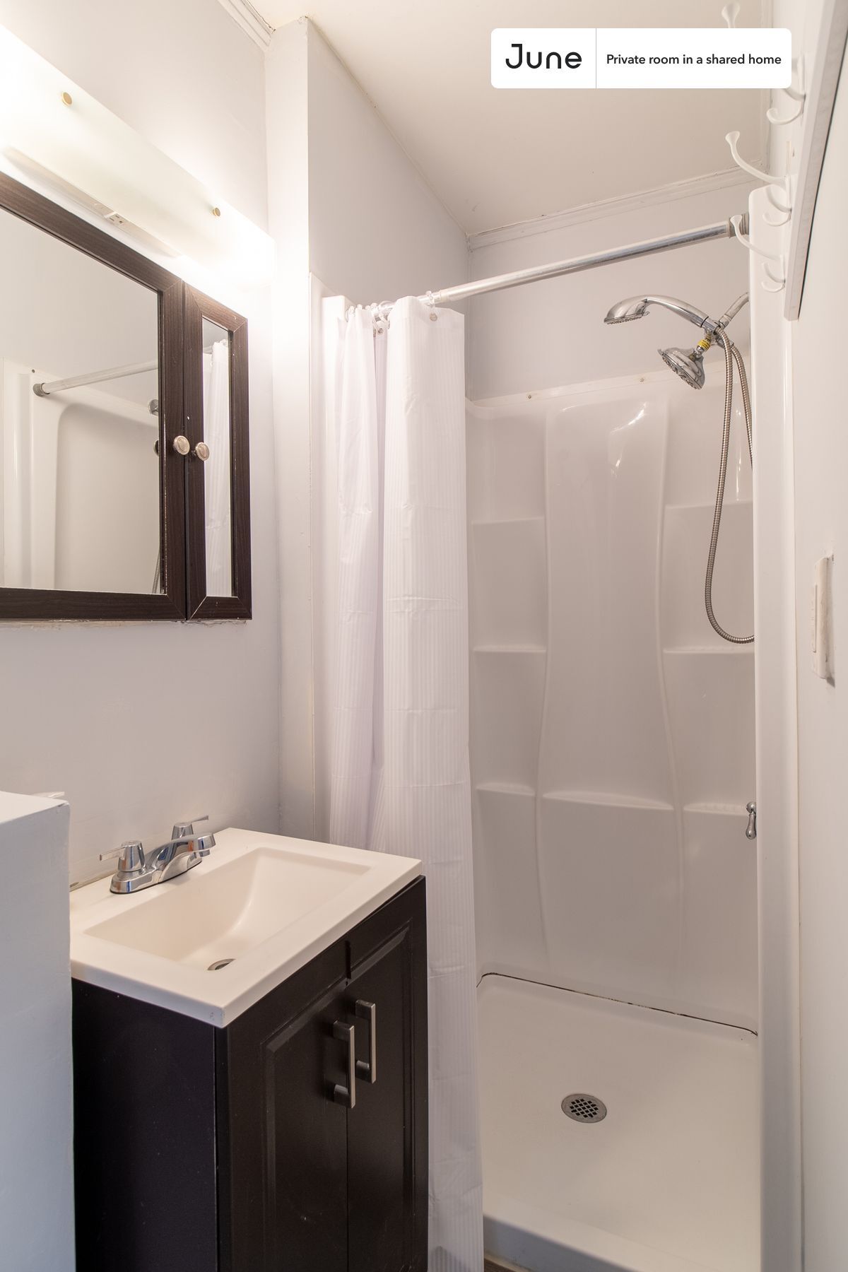 Building Photo - Private bedroom in 3 bed/1 bath Home