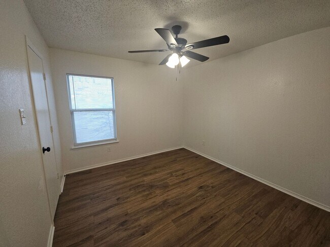 Building Photo - Move in Special!