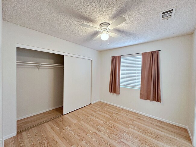 Building Photo - 4 BEDROOM 2.5 BATH HOME