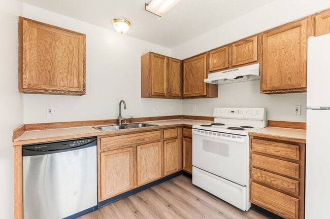 Building Photo - 3 bed 2 bath townhome