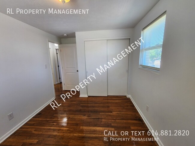 Building Photo - Spacious 3 bedroom 1.5 bathroom town home