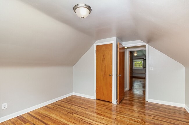 Building Photo - Stunningly Renovated 4 Bedroom 1 Bathroom ...